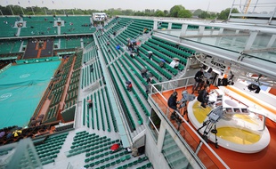 Le studio de France Télévisions à Roland-Garros pendant une pause pluie sur le Court Central.