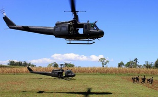 Des soldats philippins marchent près de champs de maïs, après avoir été déployés par un hélicoptère de l'armée, à Butig, sur l'île de Mindanao au sud des Philippines, le 26 février 2016