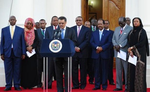 Le gouvernement sud-soudanais s'est dit prêt à un "cessez-le-feu immédiat" avec les rebelles de l'ancien vice-président Riek Machar, ont annoncé vendredi des dirigeants africains après des jours d'intenses combats dans cette jeune nation.