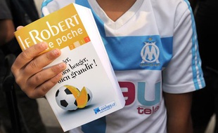 Illustration d'un enfant tenant un dictionnaire.