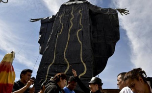 Des dévots de la "Santa Muerte" reçoivent la bénédiction d'Enriqueta Vargas (3e en partant de la droite) également appelée "La Madrina" (la marraine) lors d'une cérémonie à Santa Maria Cuautepec, au Mexique, le 7 février 2016