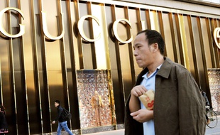 Illustration d'un Chinois devant une enseigne de luxe à Pékin, le 5 novembre 2014.