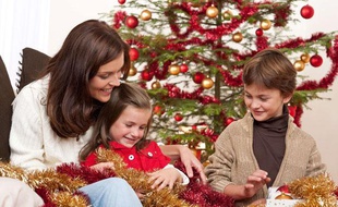 Une famille au moment de Noël.