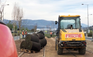 Des ouvriers posent de la pelouse sur le chantier de la ligne 3 du tramway de Nice, le 2 avril 2019, à quelques mètres du stade Allianz Riviera