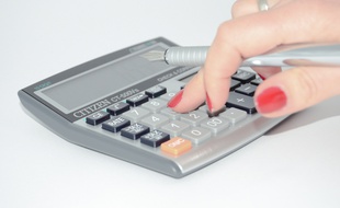 Une femme en train de faire ses comptes. Photo d'illustration.