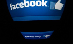 Le premier réseau social mondial sur internet Facebook affiche une santé insolente malgré la concurrence d'autres plateformes comme Twitter ou Snapchat, avec une nouvelle accélération fin 2013 de sa rentabilité et de sa croissance, notamment dans la publicité des appareils mobiles.
