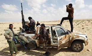 Des rebelles libyens près de Brega, en Libye, le 3 avril 2011.