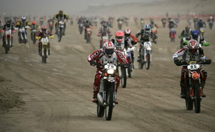 La grande ligne droite qui suit le départ de la course de l'Enduropale du Touquet. Ici lors de la deuxième édition en 2007.