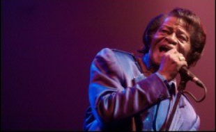 La dépouille du "parrain de la soul" James Brown sera exposée jeudi à New York dans la salle de concert Apollo Theater, a-t-on appris mardi auprès de sa maison de disques.