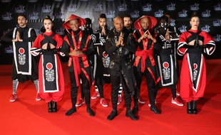 Soprano (au centre) pose au Palais des festivals de Cannes avant les NRJ Music Awards, le 12 novembre 2016.