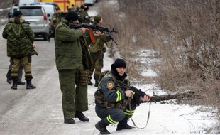 Des rebelles prorusses prennent position sur une route proche de la ville stratégique de Debaltseve, le 19 février 2015
