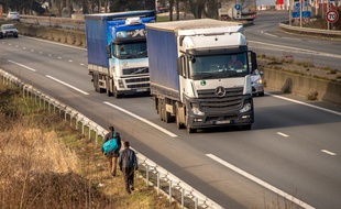 Migrants en bordure de l'A25, dans le Nord