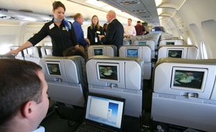 Un ordinateur portable dans un avion (illustration)