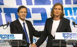 Le leader travailliste israélien Isaac Herzog et Tzipi Livni, la chef du parti de centre-gauche HaTnuah, annoncent leur alliance le 10 décembre 2014 à Tel Aviv