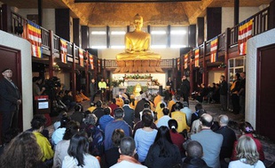 Des fidèles participent à une cérémonie, le 27 septembre 2009 à la Grande Pagode de Vincennes, près de Paris.