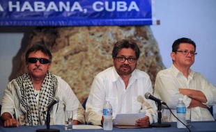 Le commandant des guerrillas FARC Ivan Marquez (C) fait un discours durant le 37e cycle des pourparlers de paix, le 4 juin 2015 à la Havane