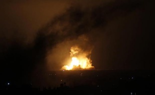Une boule de feu après une frappe aérienne israélienne à Rafah, dans la bande de Gaza, le 9 juillet 2014