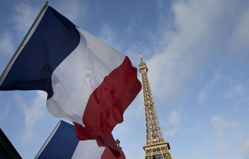 Drapeau français: Les internautes divisés entre hommage et récupération politique