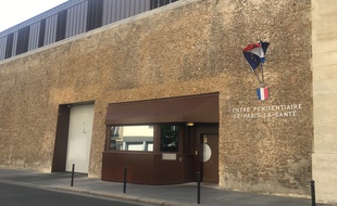 Les riverains, qui résident aux abords de la prison de la Santé, sont toujours aussi dérangés par les conversations entre cellules, les parloirs sauvages et les incivilités des détenus à toute heure du jour et de la nuit.