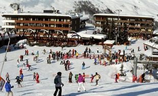 Malgré la crise, la saison de ski qui vient de s'achever est jugée "globalement bonne" par les professionnels, notamment des Alpes du nord et du Jura, profitant d'une neige abondante, à l'inverse des Alpes du sud qui ont souffert du manque d'ennneigement.