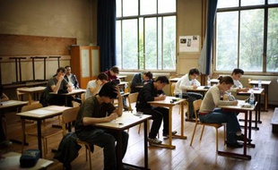 Des lycéens au lycée La Fontaine à Paris, le 17 juin 2010.