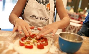 S'aguerrir aux techniques culinaires, c'est l'une des activités possibles durant les vacances.