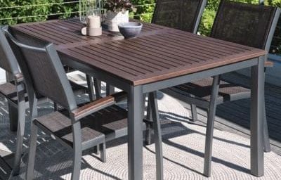 Envie de recevoir vos amis sur la terrasse ? Cette table de jardin design est à -63 % chez Jysk, profitez-en !
