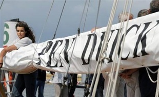 Dix ans après la mort d'Eric Tabarly, une cinquantaine de ses anciens équipiers, dont Yves Parlier et Roland Jourdain, se sont retrouvés samedi à Lorient pour saluer avec émotion la mémoire de ce "marin d'exception", à l'occasion de l'inauguration de la Cité de la Voile.