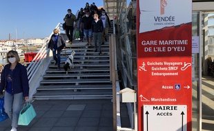 Des touristes arrivant à l'Ile d'Yeu.