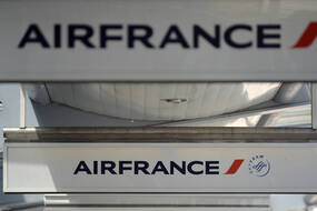 Alors que le groupe reçoit des milliards d'euros d'aides pour sortir de la crise, le patron de Air France s'est vu accorder un bonus de 2 millions d'euros en plus de son salaire.