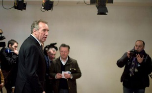 Le candidat centriste François Bayrou a répondu mercredi aux "appels du pied" de Nicolas Sarkozy, qui a cité son nom et repris des propositions chères aux centristes mardi soir sur France2, en assurant qu'il ne dévierait pas "d'un millimètre de la ligne qu'il s'est fixée"