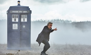 Peter Capaldi, devant le Tardis, dans la saison 9 de «Doctor Who».