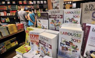 Des personnes font des achats pour la rentrée scolaire, le 19 août 2010, dans un magasin de Marseille
