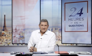 Le journaliste Yves Calvi présente l'émission quotidienne « 24 heures en questions » sur LCI durant la saison 2016-2017.
