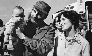 Margaret Trudeau aux côtés de Fidel Castro portant dans ses bras Michel, le frère cadet de Justin Trudeau le 26 janvier 1976.