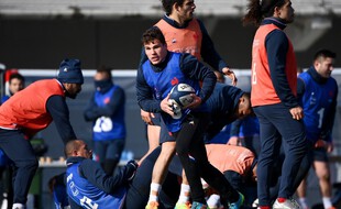 France's scrum half Antoine Dupont (C) looks on during a training session in Marcoussis, south of Paris, on February 11, 2021, as part of the preparation of the Six Nations rugby union match between France and Irland. (Photo by FRANCK FIFE / AFP)