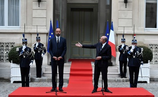 Edouard Philippe et Gérard Collomb lors de la passation de pouvoir entre les deux hommes au ministère de l'Intérieur, le 3 octobre 2018.
