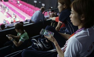 La japonaise Satoko Suetsuna regarde un match de badminton aux JO de Londres, le 31 juillet 2012.