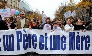 Le collectif organisateur des "manifs pour tous", qui appelle à de nouvelles manifestations contre le mariage homosexuel samedi dans plusieurs villes de province, a adressé samedi à ses militants une série de "consignes" destinées à encadrer les défilés.