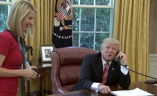 Donald Trump et la journaliste irlandaise Caitriona Perry dans le Bureau ovale de la Maison Blanche, le 27 juin 2017.