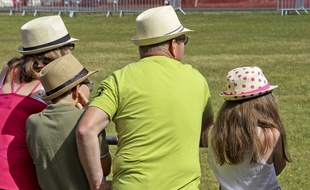 Une petite famille qui pourrait très bien être branchée «headwear».