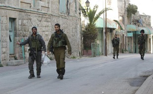 Des membres des forces de sécurité israéliennes, le 9 décembre 2015 à Hébron