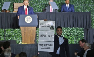 Le discours de Donald Trump, à l'occasion du 400e anniversaire de l'assemblée de Jamestown, mardi 30 juillet en Virgnie, a été perturbé par un élu démocrate du Congrès de Virginie, Ibraheem Samirah, qui dénonce «des discours haineux et des politiques toxiques» du président.