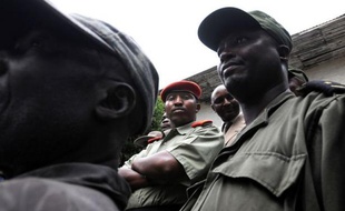 Le chef rebelle Bosco Ntaganda, soupçonné d'atrocités en RDCongo en 2002 et 2003, est arrivé vendredi soir au centre de détention de la CPI après avoir quitté le Rwanda en début d'après-midi, sa première comparution à La Haye ayant déjà été fixée à mardi.