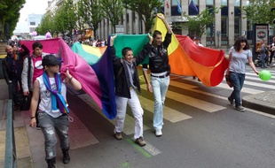 Illustration de la marche des Fiertés à Rennes.