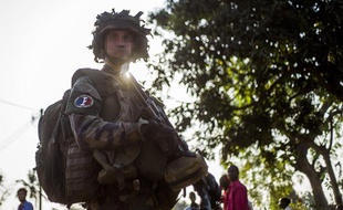 Le 17 décembre 2013, un soldat français déployé en Centrafrique arbore un slogan nazi sur son uniforme.