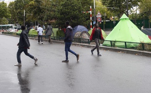 Des migrants dans le quartier de La Chapelle, à la limite nord de la ville, à Paris, France, le jeudi 17 août 2017. AP Photo/Francois Mori