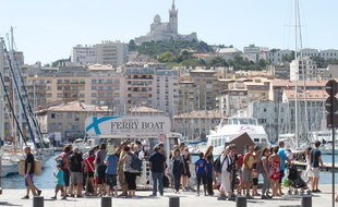 Des touristes sur le Vieux-port de Marseille (archives)