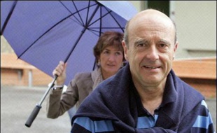 Le 30 janvier 2004, Alain Juppé avait été condamné à 18 mois de prison avec sursis et dix ans d'inéligibilité. En appel, le 1er décembre 2004, cette peine avait été réduite à 14 mois avec sursis et un an d'inéligibilité.
