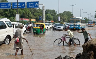 L'Inde a mobilisé l'armée pour venir en aide aux victimes des inondations provoquée par la mousson dans le nord du pays où un millier de personnes pourrait avoir péri dans les intempéries qui ont emporté maisons, ponts et routes.